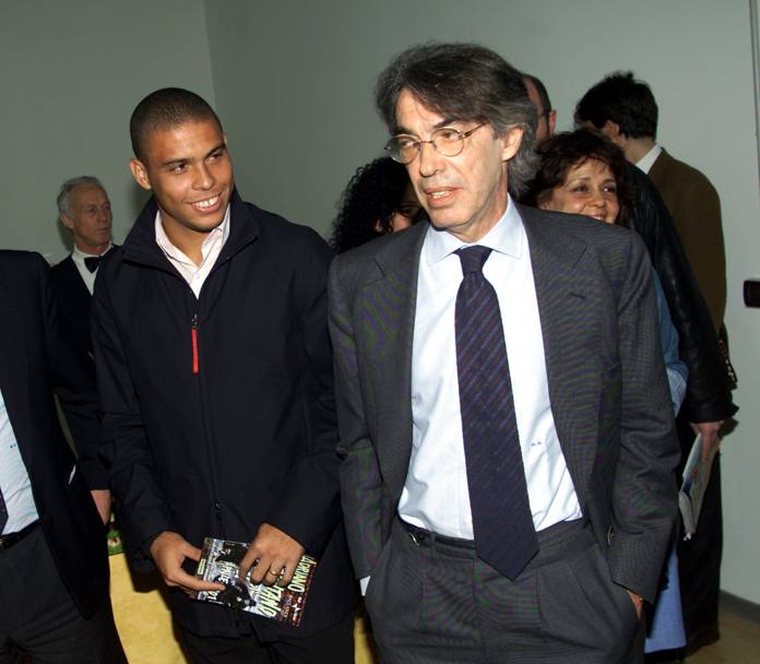 Ronaldo con il presidente dell&#39;Inter, Massimo Moratti nell&#39;aprile del 2001